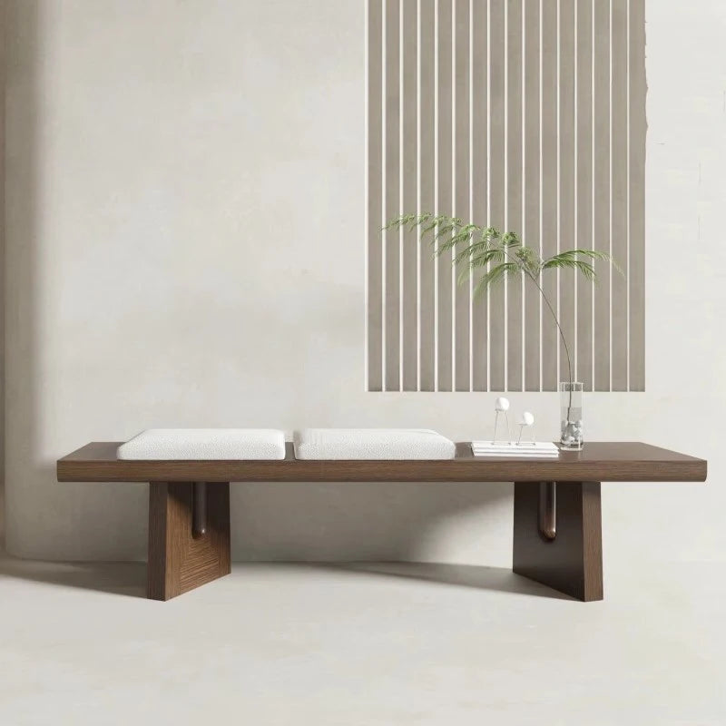 Banc moderne en bois excentrique et minimaliste
