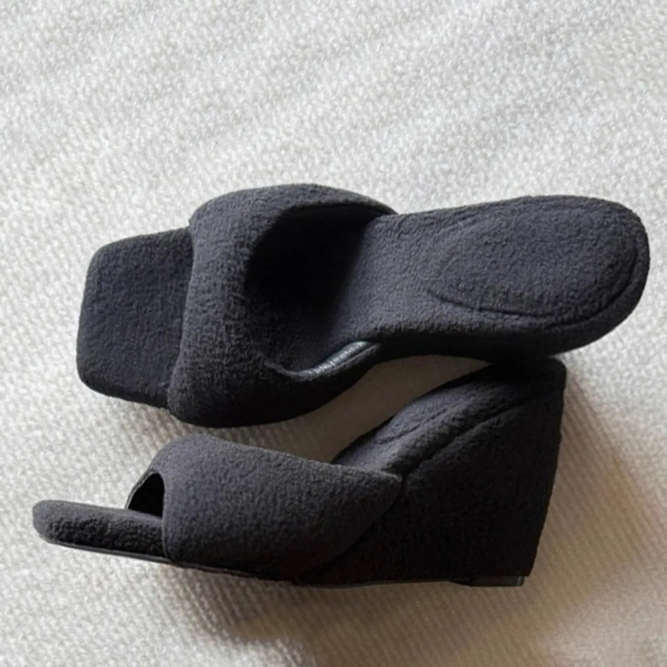 Fluffy heels noires et compensées