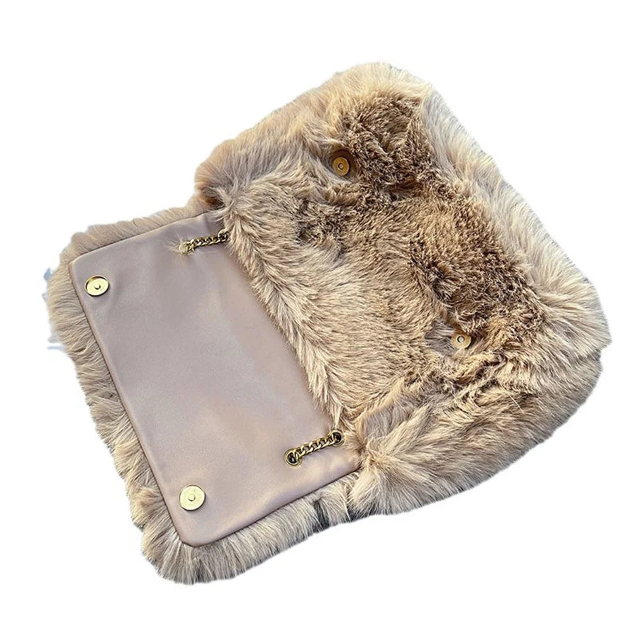 Sac en fourrure avec une bandoulière