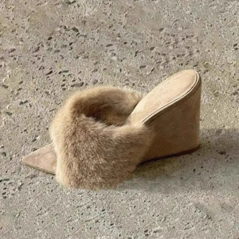 Talon brun en velours avec fourrure