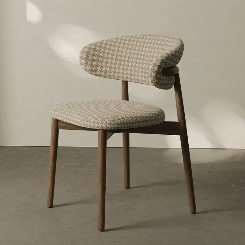 Chaise un bois avec motif "Vichy"