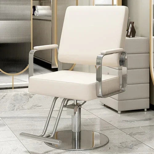 Chaise de salon simple au finitions métalliques