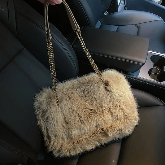 Sac en fourrure avec une bandoulière
