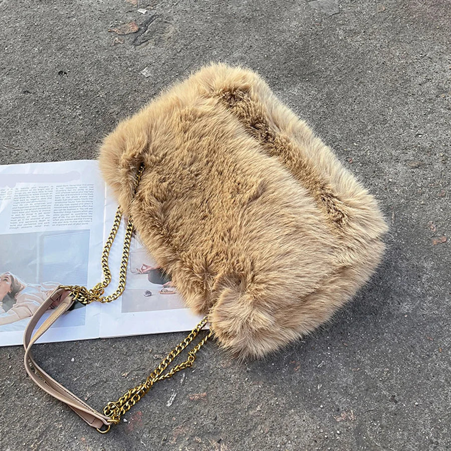 Sac en fourrure avec une bandoulière