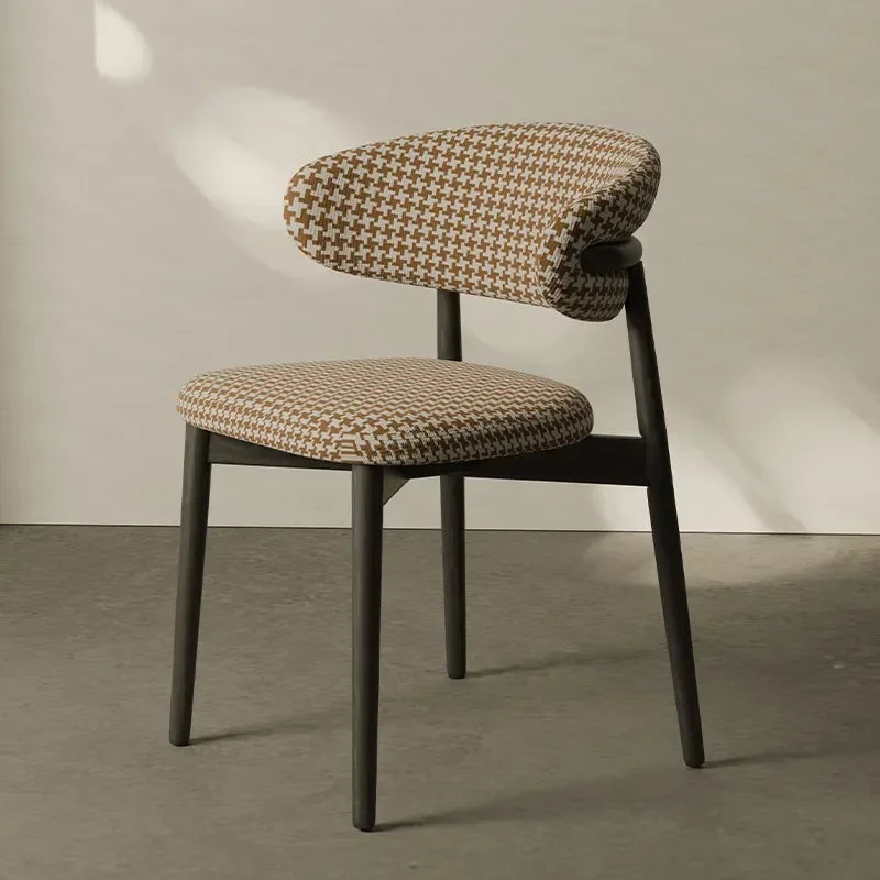 Chaise un bois avec motif "Vichy"