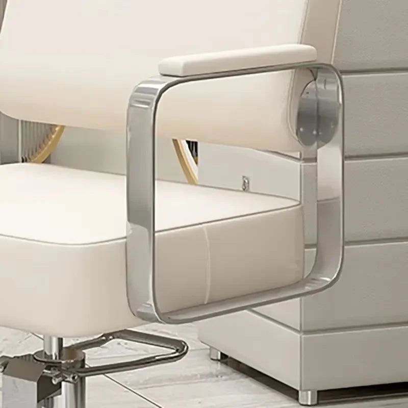 Chaise de salon simple au finitions métalliques