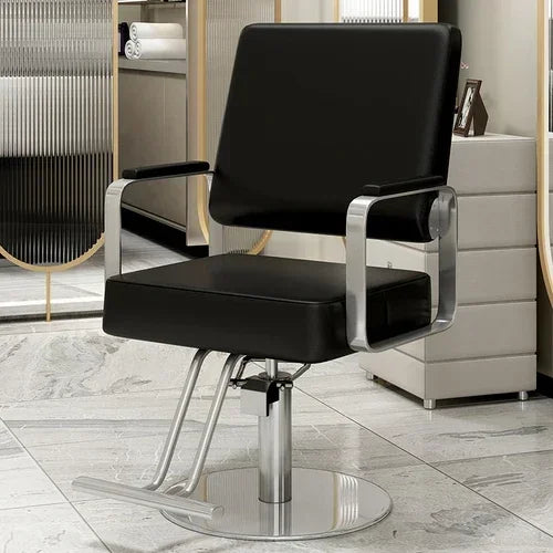 Chaise de salon simple au finitions métalliques