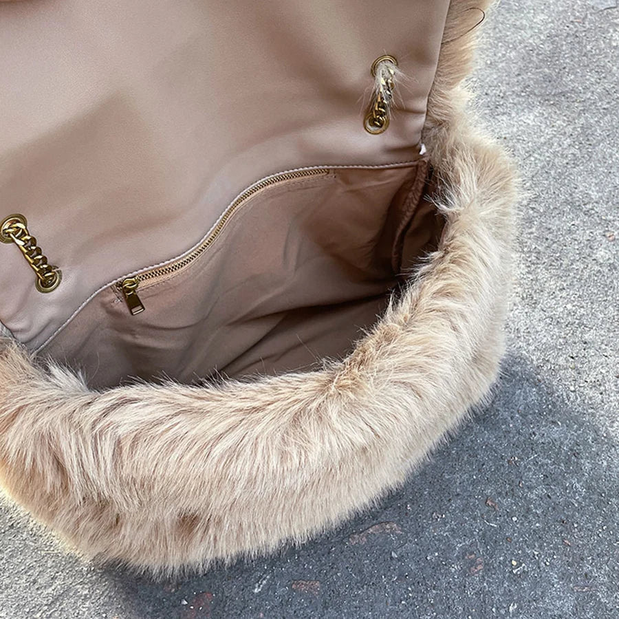 Sac en fourrure avec une bandoulière