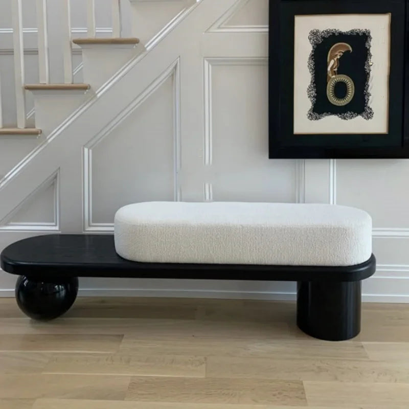 Banc moderne en bois excentrique et minimaliste