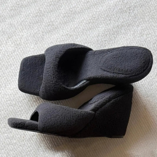 Fluffy heels noires et compensées