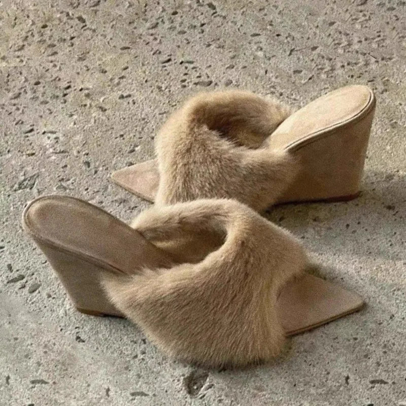 Talon brun en velours avec fourrure