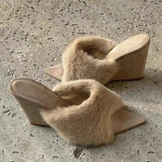 Talon brun en velours avec fourrure
