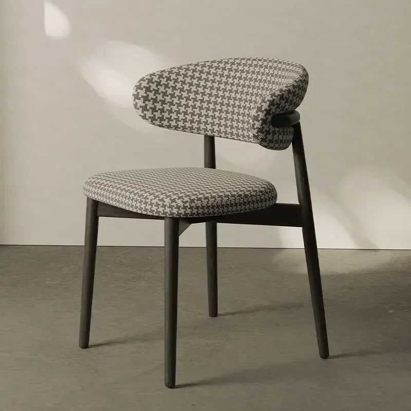 Chaise un bois avec motif "Vichy"