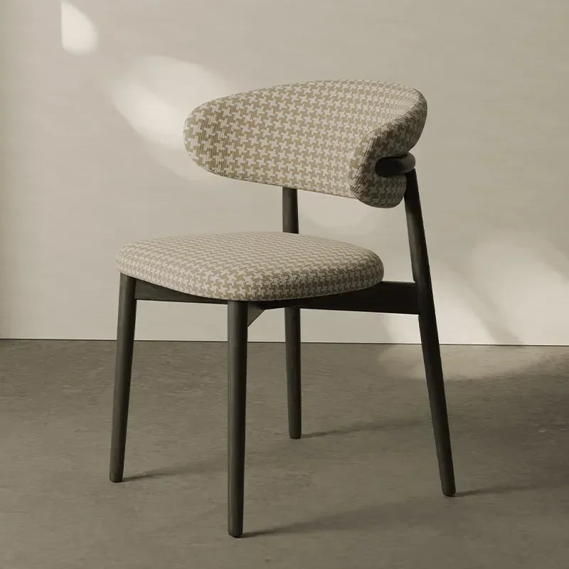 Chaise un bois avec motif "Vichy"