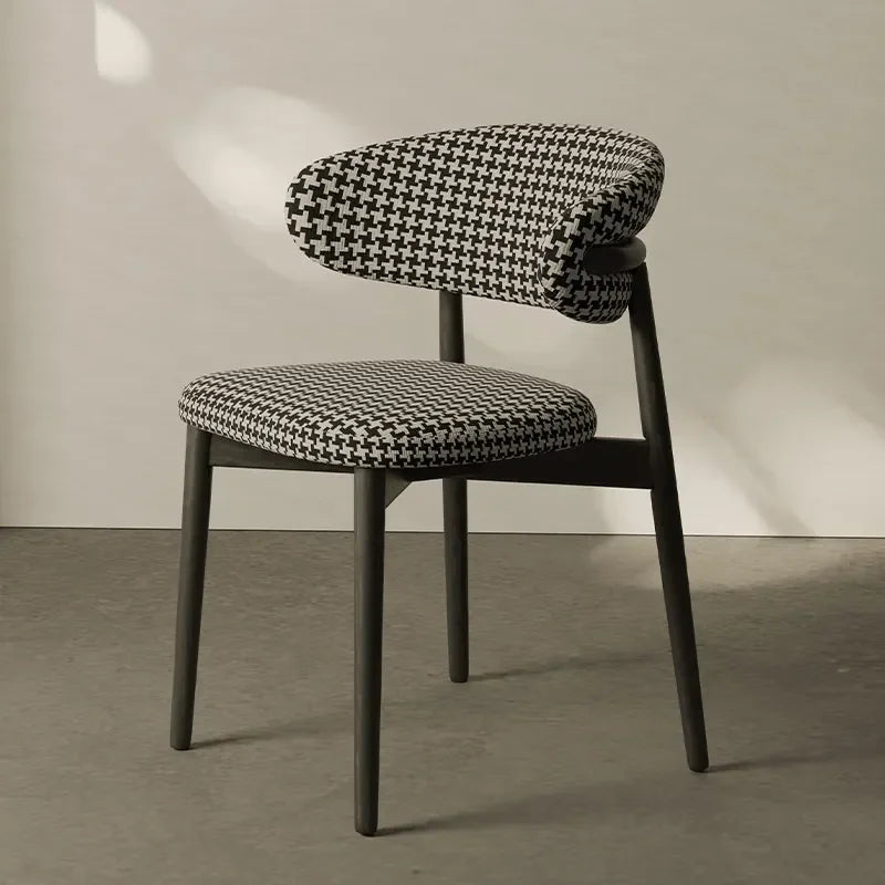 Chaise un bois avec motif "Vichy"