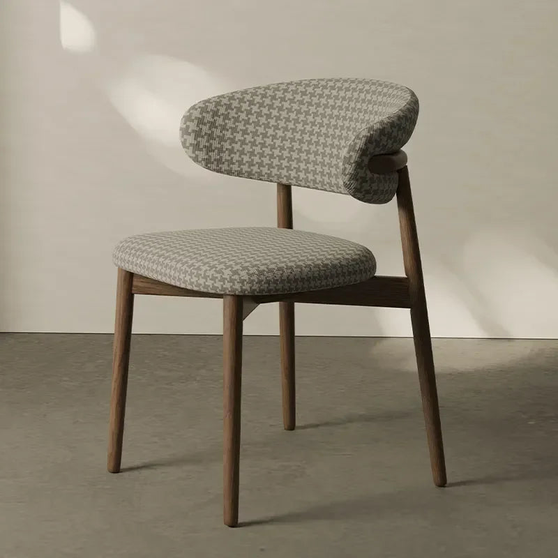 Chaise un bois avec motif "Vichy"